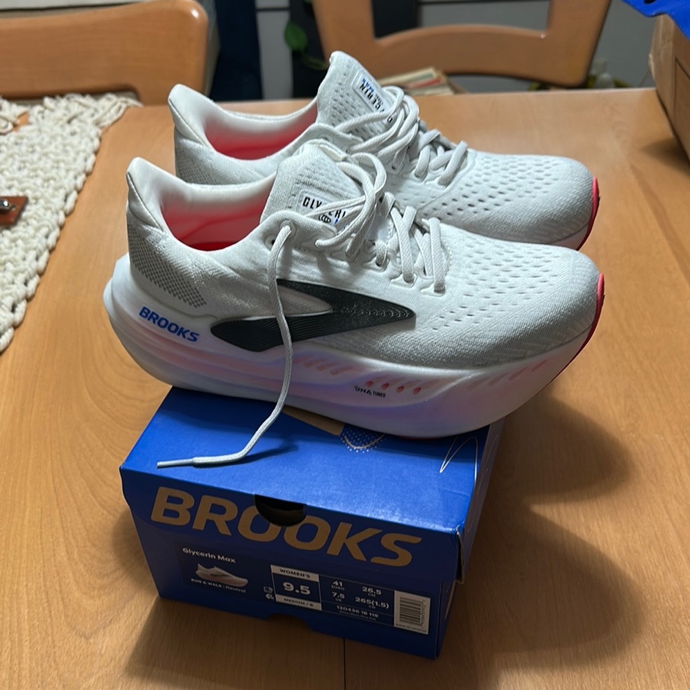 Brooks Glycerin Max Running Shoes, 9.5. White. Gently worn.
